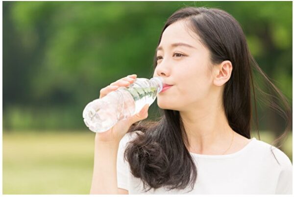 Uống nước giúp giải độc và chăm sóc sức khỏe 8 mẹo uống nước đúng cách - Ảnh 1.