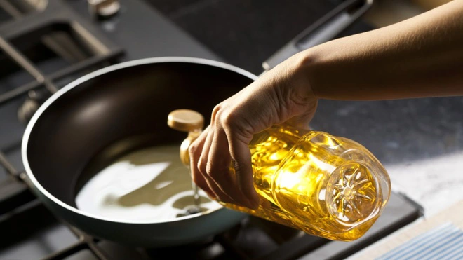 3 loại dầu ăn xuất hiện nhiều trong nhà bếp có thể làm tăng nguy cơ ung thư, không ít nhà vẫn dùng  - Ảnh 1.