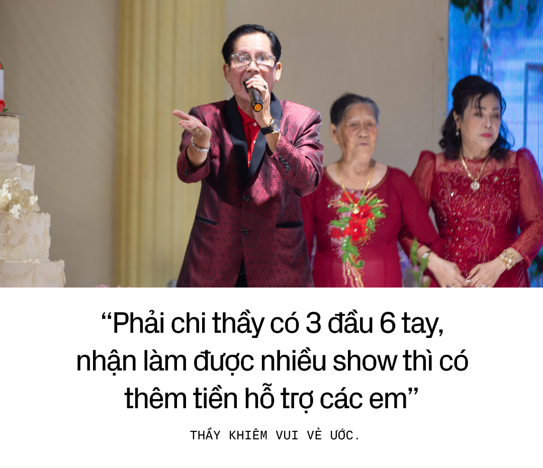 Thầy Hiệu trưởng già hơn 30 năm làm MC đám cưới để có tiền cho học trò nghèo: - Ảnh 7.