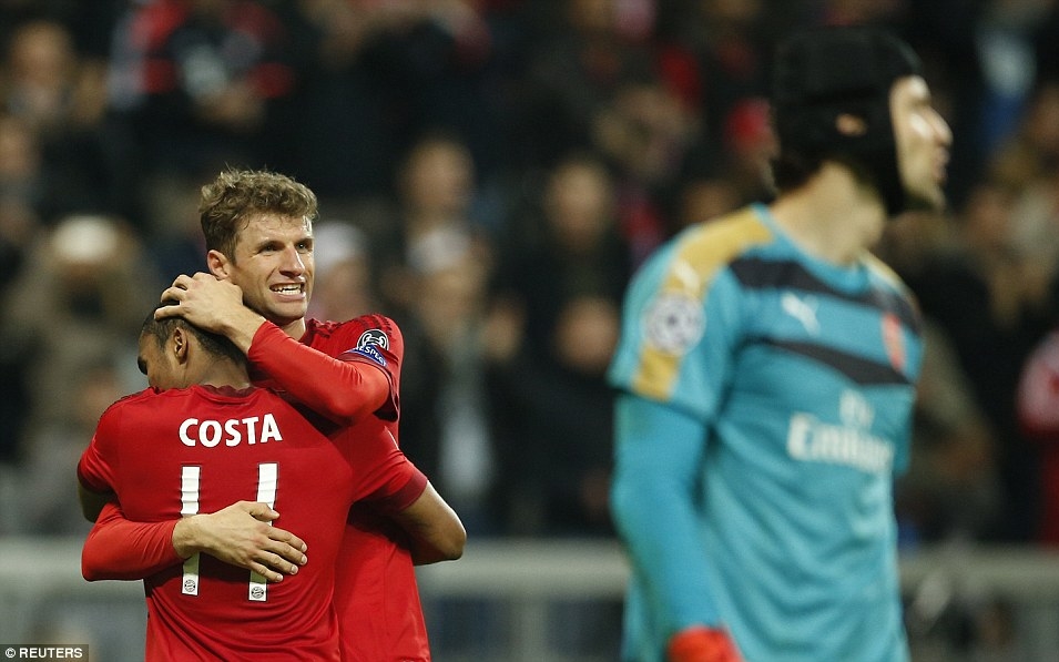 Arsenal thảm bại 1-5 trước Bayern, chờ ngày chia tay vòng bảng