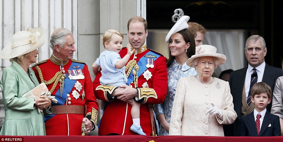 Tiểu Hoàng tử Anh Quốc cực tinh nghịch trong lễ mừng sinh nhật Nữ hoàng Elizabeth II
