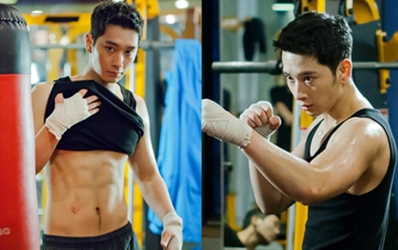 Chan Sung (2PM) vạch áo khoe cơ bụng 