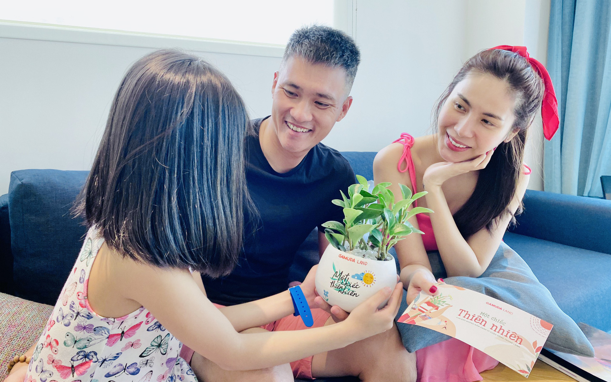 Cộng đồng mạng thích thú với món quà siêu cute Thủy Tiên - Công Vinh tặng bé Bánh Gạo