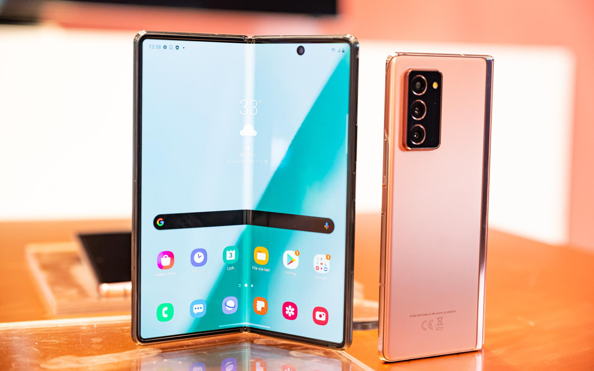 Galaxy Z Fold2 đang tạo nên cơn sốt “săn máy&quot; đầy kịch tính trong làng công nghệ