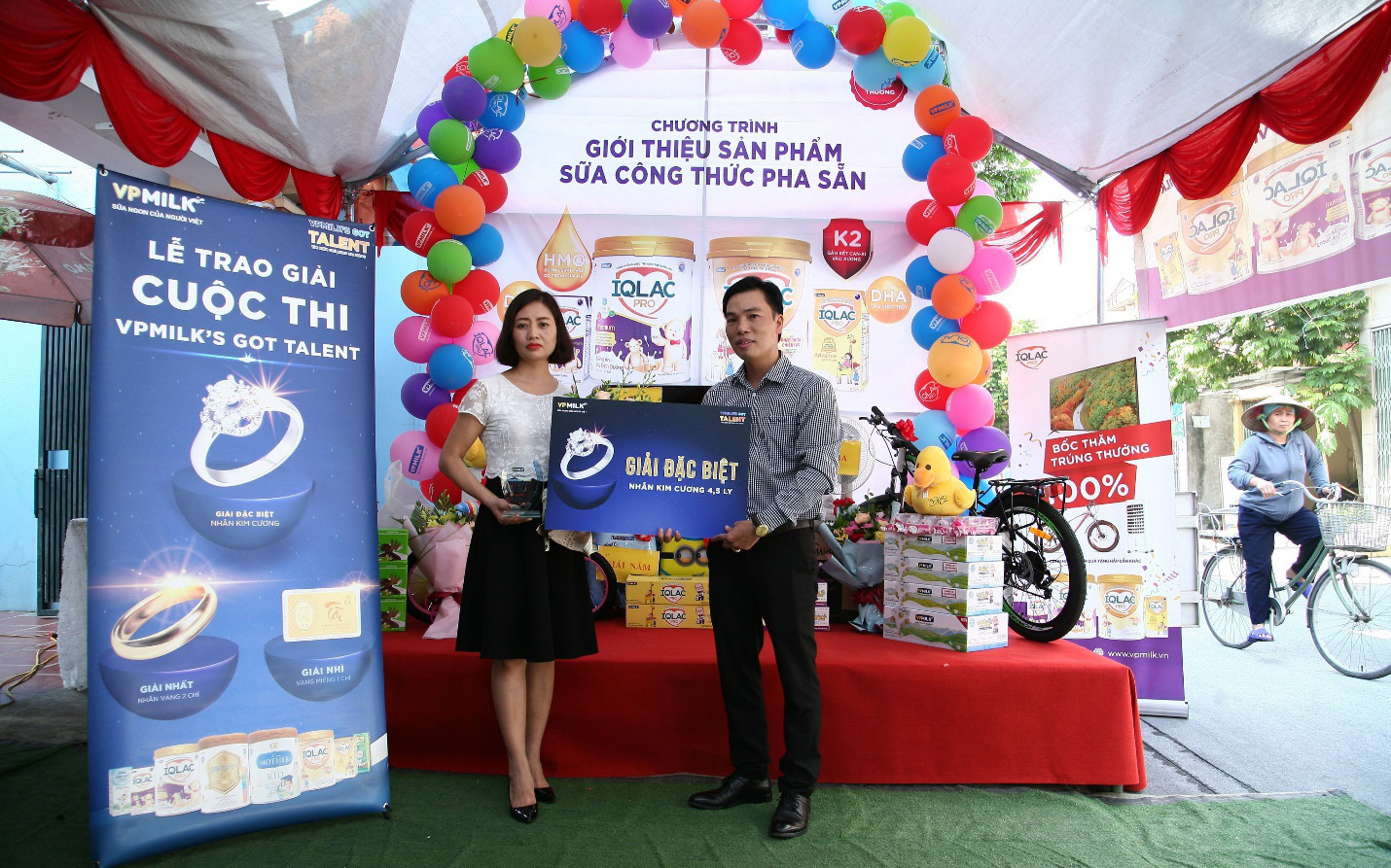 Gây ấn tượng tại VPMilk’s Got Talent, chủ shop được thưởng nhẫn kim cương