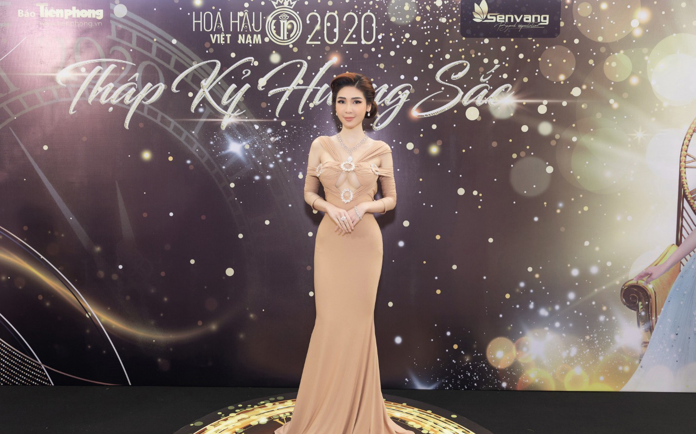 CEO Lâm Ngân diện đầm dạ hội, trang sức 20 tỷ tại họp báo chung kết Hoa hậu Việt Nam 2020