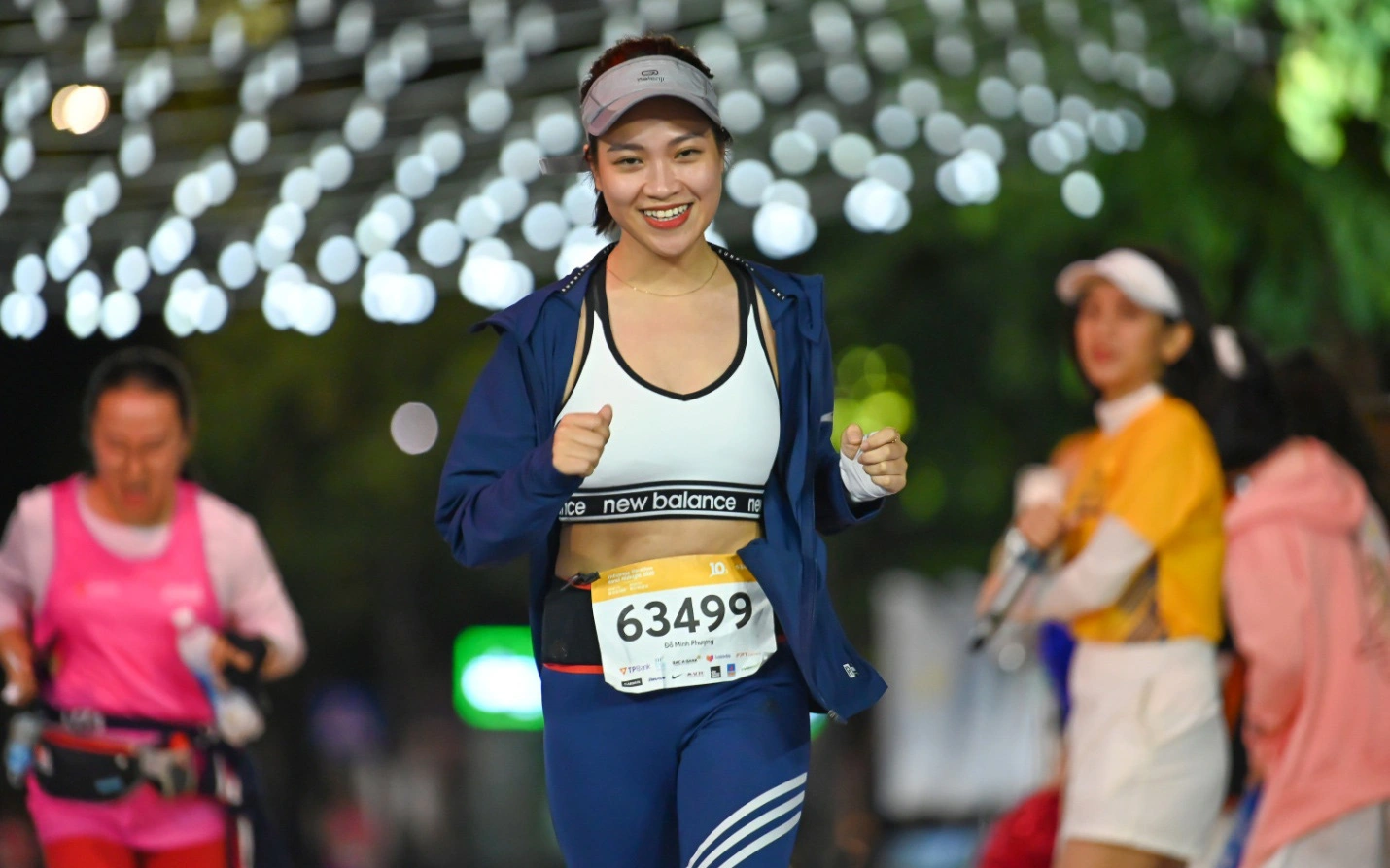 Ngắm loạt “trai xinh gái đẹp” trong giải chạy đêm lớn nhất tại Hà Nội