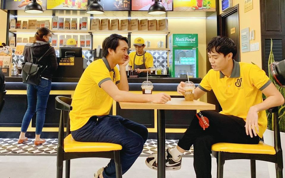 Theo chân Văn Toàn, Tuấn Anh khám phá các món ngon, bổ, giá siêu &quot;hạt dẻ&quot; tại cà phê Ông Bầu