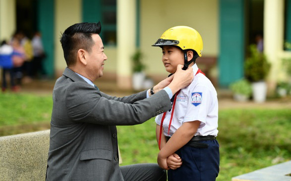 Hơn 600 học sinh tiểu học được tặng mũ bảo hiểm đạt chuẩn và thực hành kỹ năng an toàn giao thông