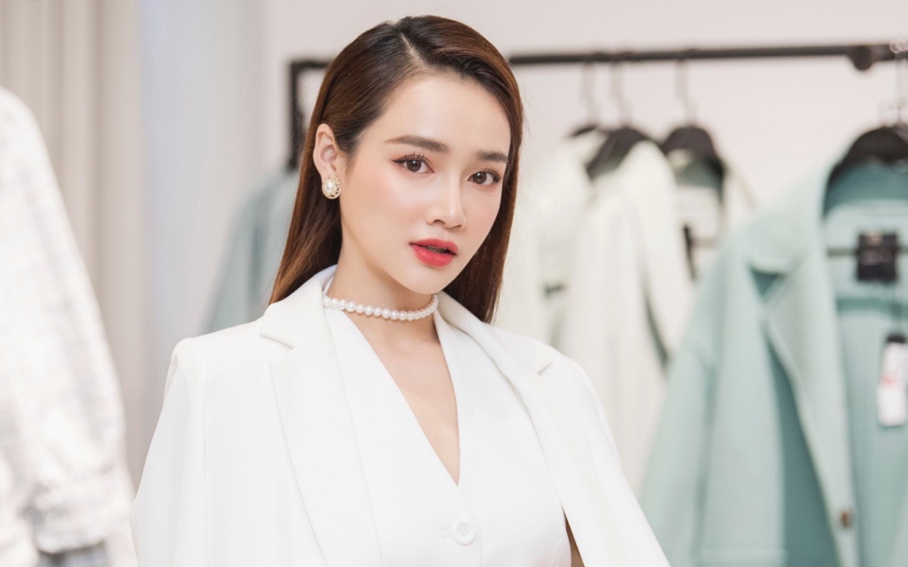 Nhã Phương xuất hiện ở Hải Phòng, trời lạnh vẫn mặc item mong manh nhưng &quot;xinh xỉu&quot;