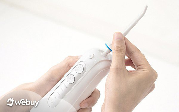 Đánh răng thôi là chưa đủ, nhiều bạn trẻ giờ còn thích dùng máy tăm nước để miệng luôn thơm tho sạch sẽ