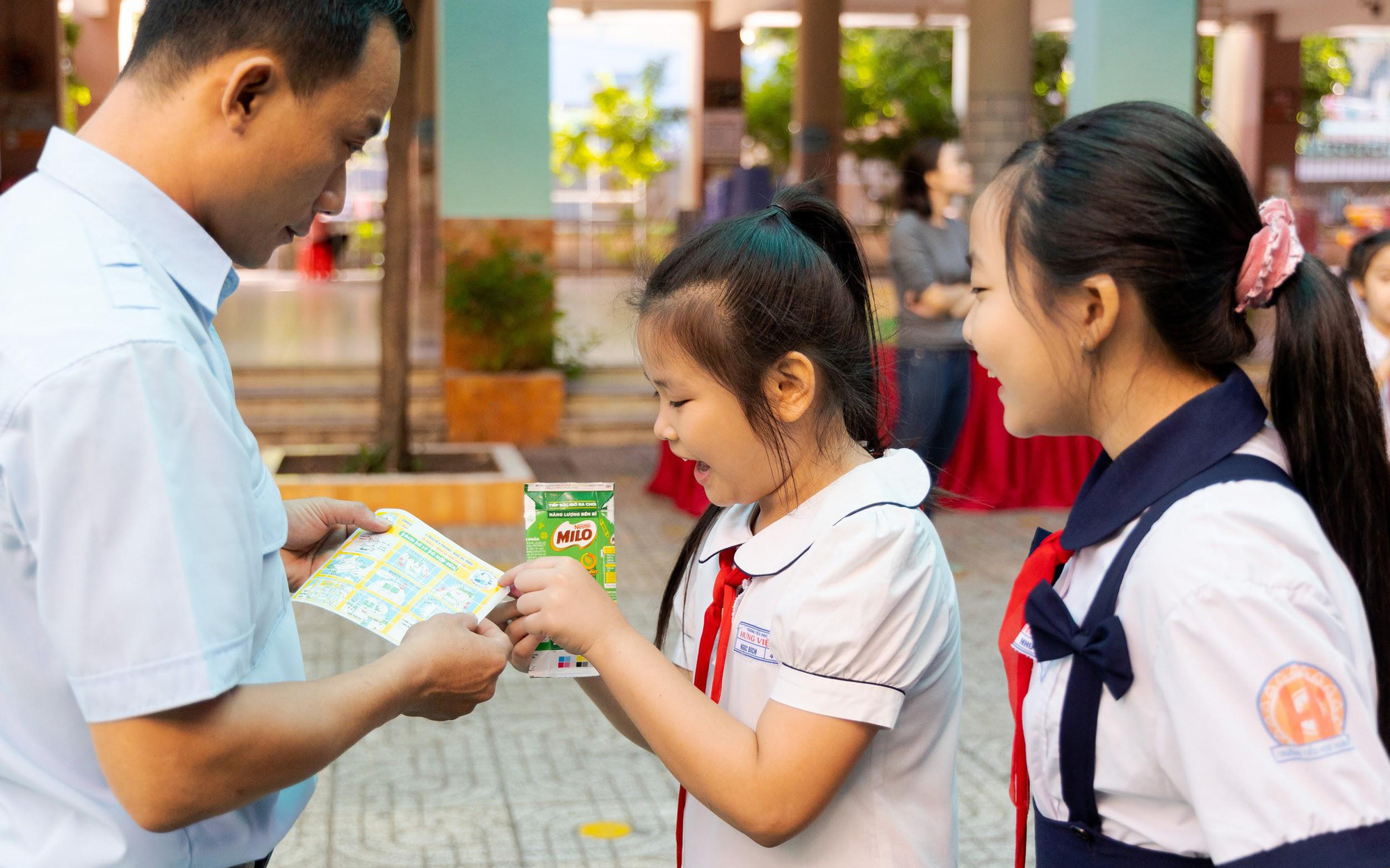 Hơn 300 thùng rác và trụ bóng rổ được &quot;tái sinh&quot; từ vỏ hộp sữa đồng loạt check-in tại các trường tiểu học