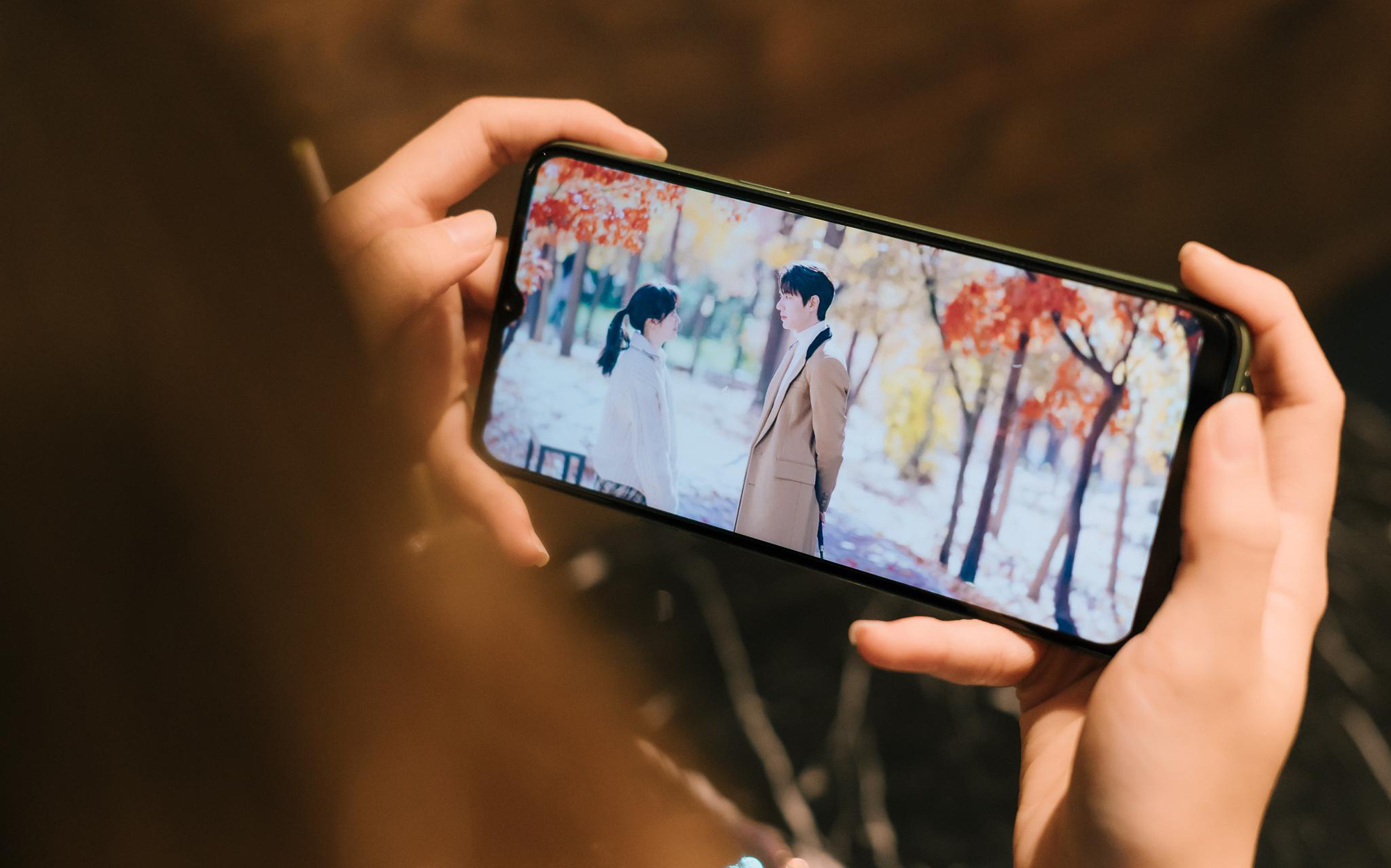 Cô nàng “mọt phim” bất ngờ khi sử dụng Realme 6i 2 ngày liền không cần sạc