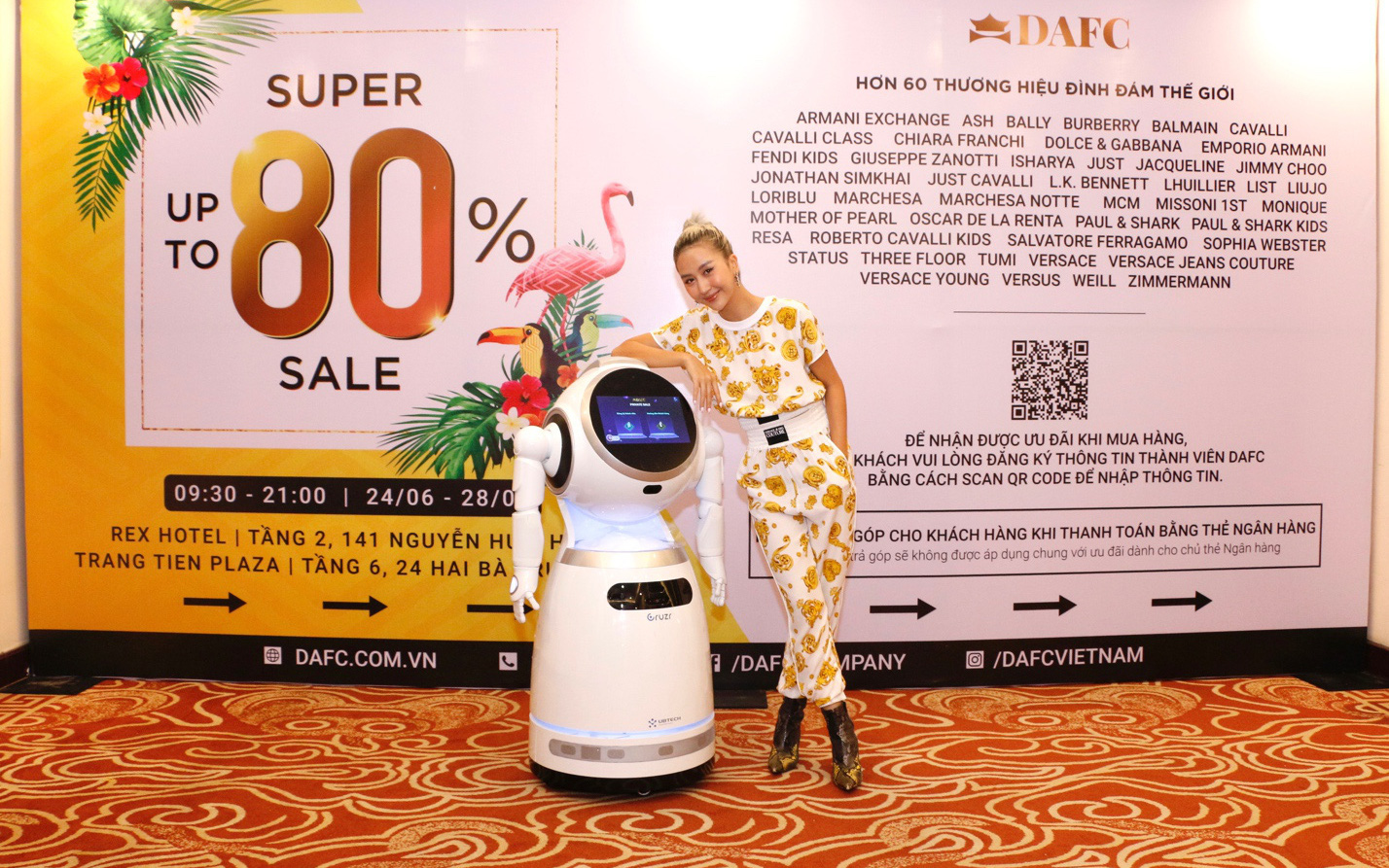 Nóng: Quỳnh Anh Shyn gợi cảm, cá tính lắc lư theo điệu nhạc cùng robot tại DAFC Private Sale