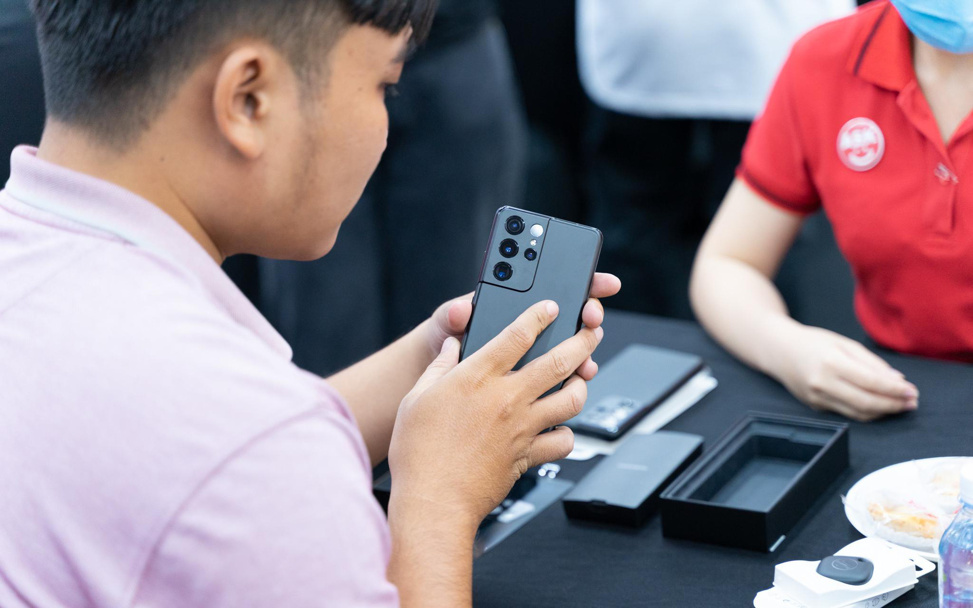 Trở thành nơi mở bán Galaxy S21 đầu tiên trên thế giới: Người dùng Việt Nam đang được Samsung ưu ái hết mực