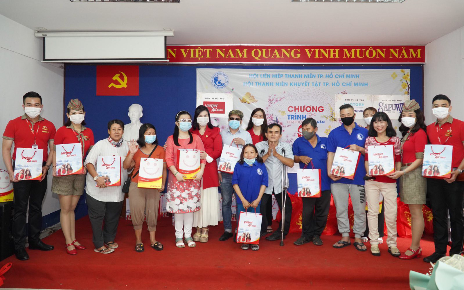 Hướng về cộng đồng, Vietjet tặng quà Tết người khuyết tật TP.HCM