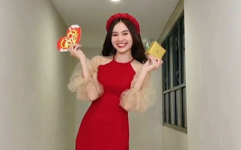 Trend mới mùa Valentine từ Lan Ngọc: Tết này nhớ đòi lì xì từ người yêu, đúng ý hội chị em nên lập tức gây bão