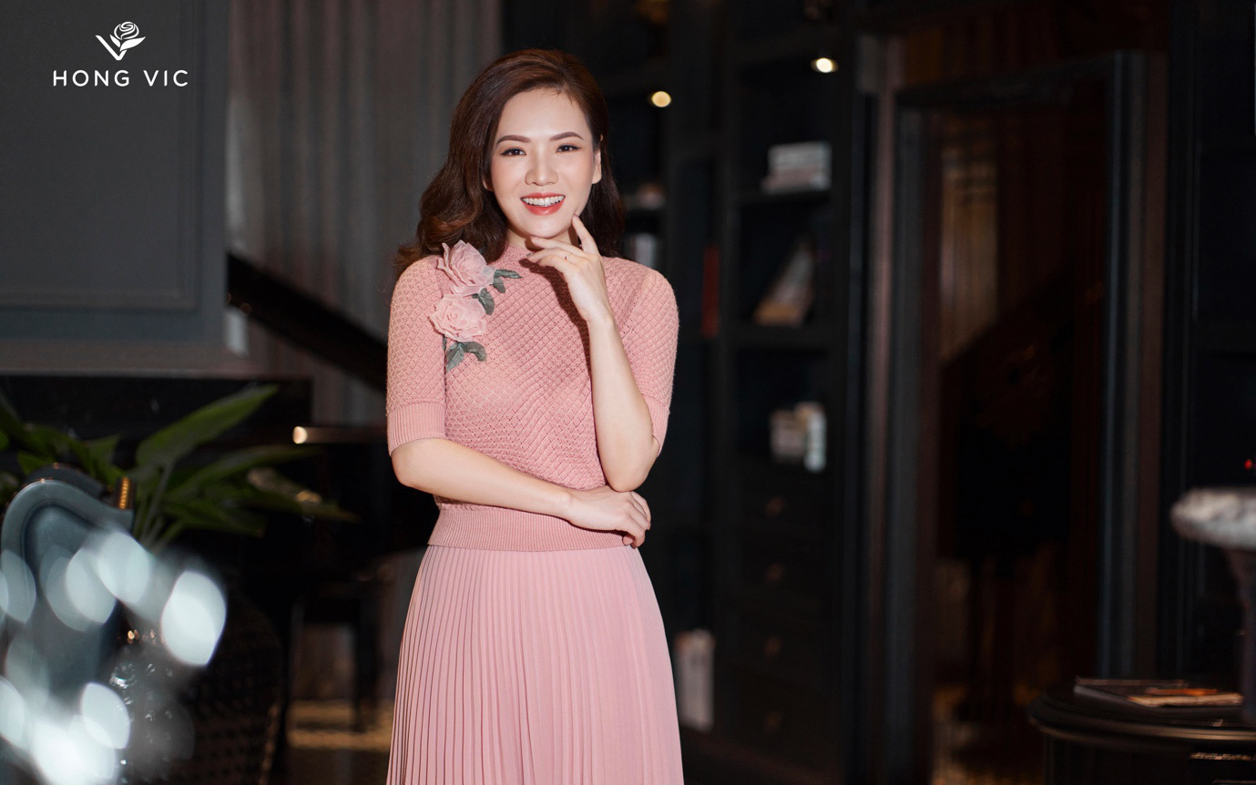 MC Đan Lê xinh đẹp tỏa nắng trong BST Xuân - Hè của Hong Vic Fashion