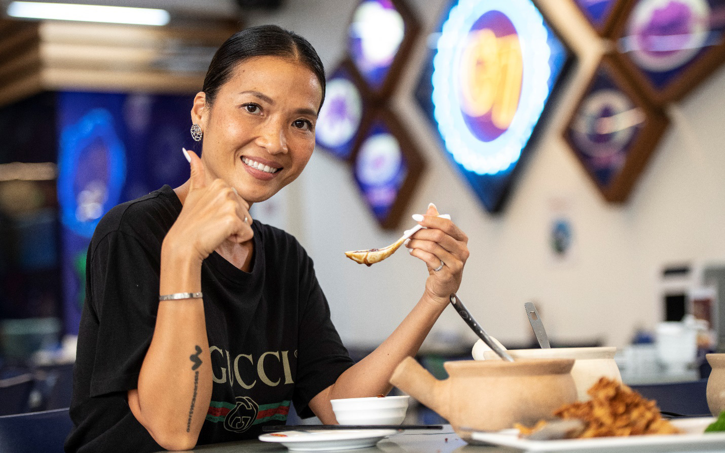 Siêu mẫu Bằng Lăng “phải lòng” văn hóa ẩm thực độc đáo của Singapore