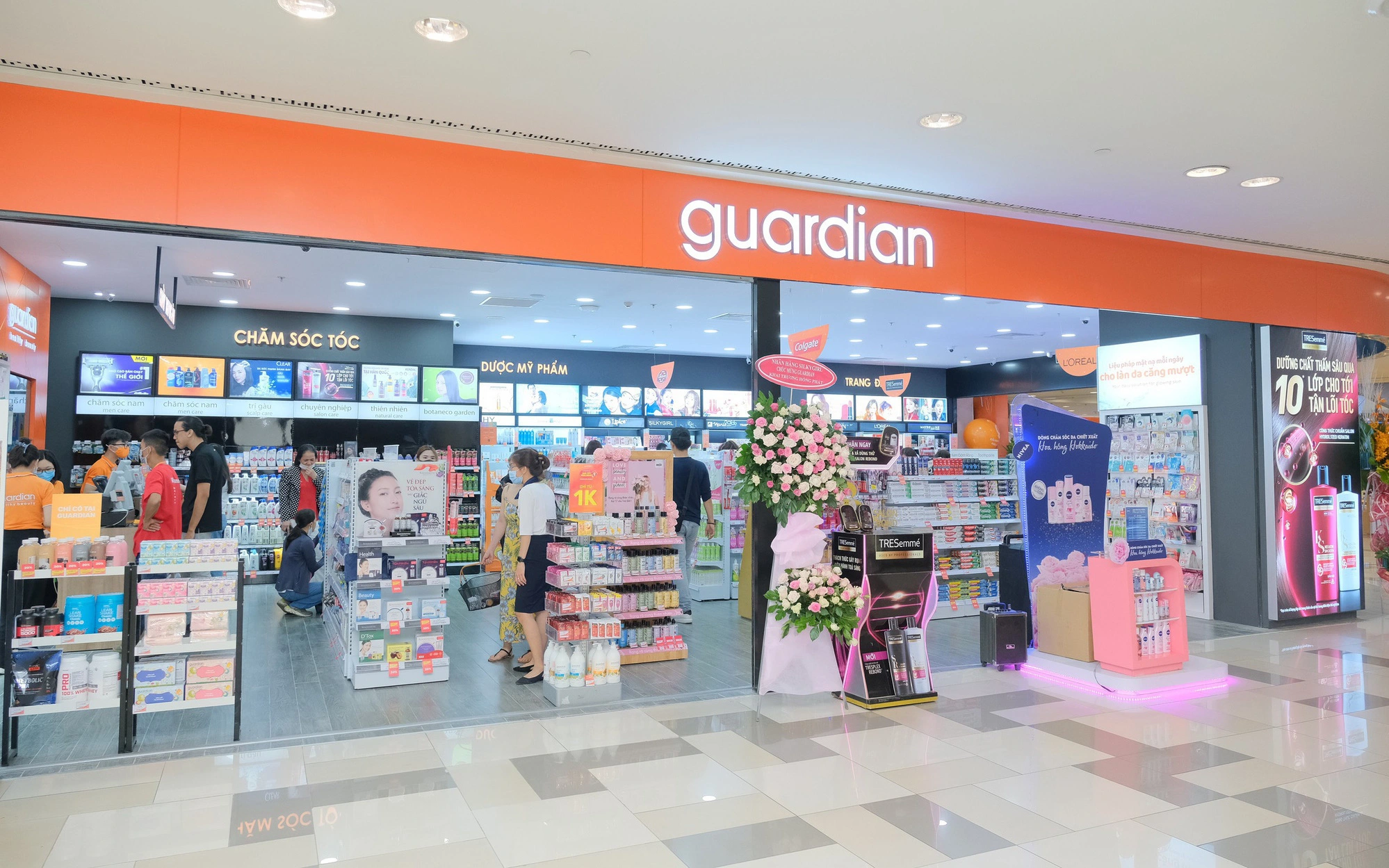 Hội chị em xôn xao trước cửa hàng làm đẹp mới của Guardian: Có gì đặc biệt mà gây sốt đến thế?