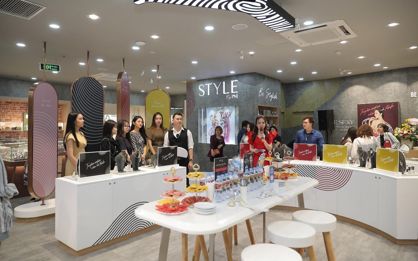 Chuyện gì đây? Giới trẻ Hà thành đồng loạt check-in STYLE by PNJ tại Hà Nội