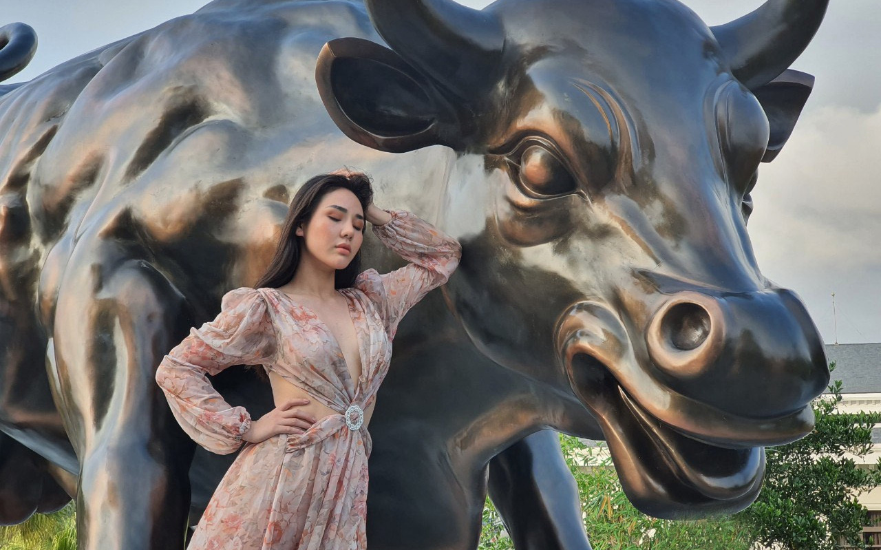 Mạng xã hội xôn xao vì chú bò tót vàng tại Hạ Long: Có gì hot mà dân tình tới tấp check-in dù chưa chính thức ra mắt?