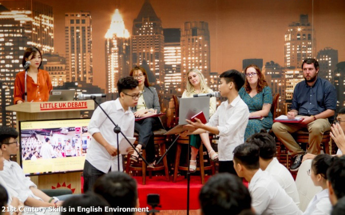 Debate &quot;nảy lửa&quot; bằng tiếng Anh nhanh như tiếng Việt, sinh viên ĐH FPT khiến bạn bè trầm trồ