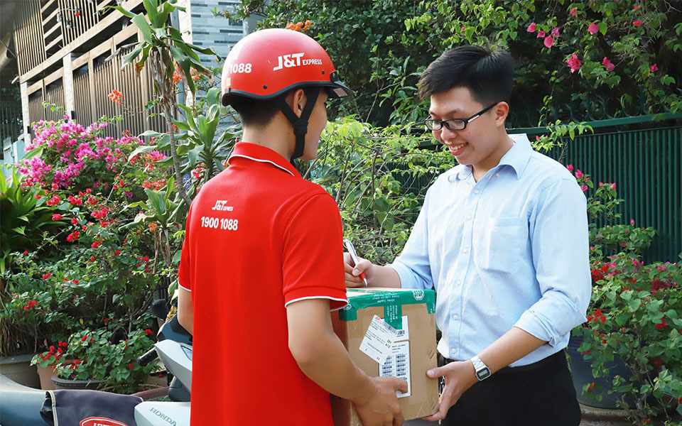 J&T Express liên tục được bình chọn là đơn vị giao hàng yêu thích trên sàn Shopee