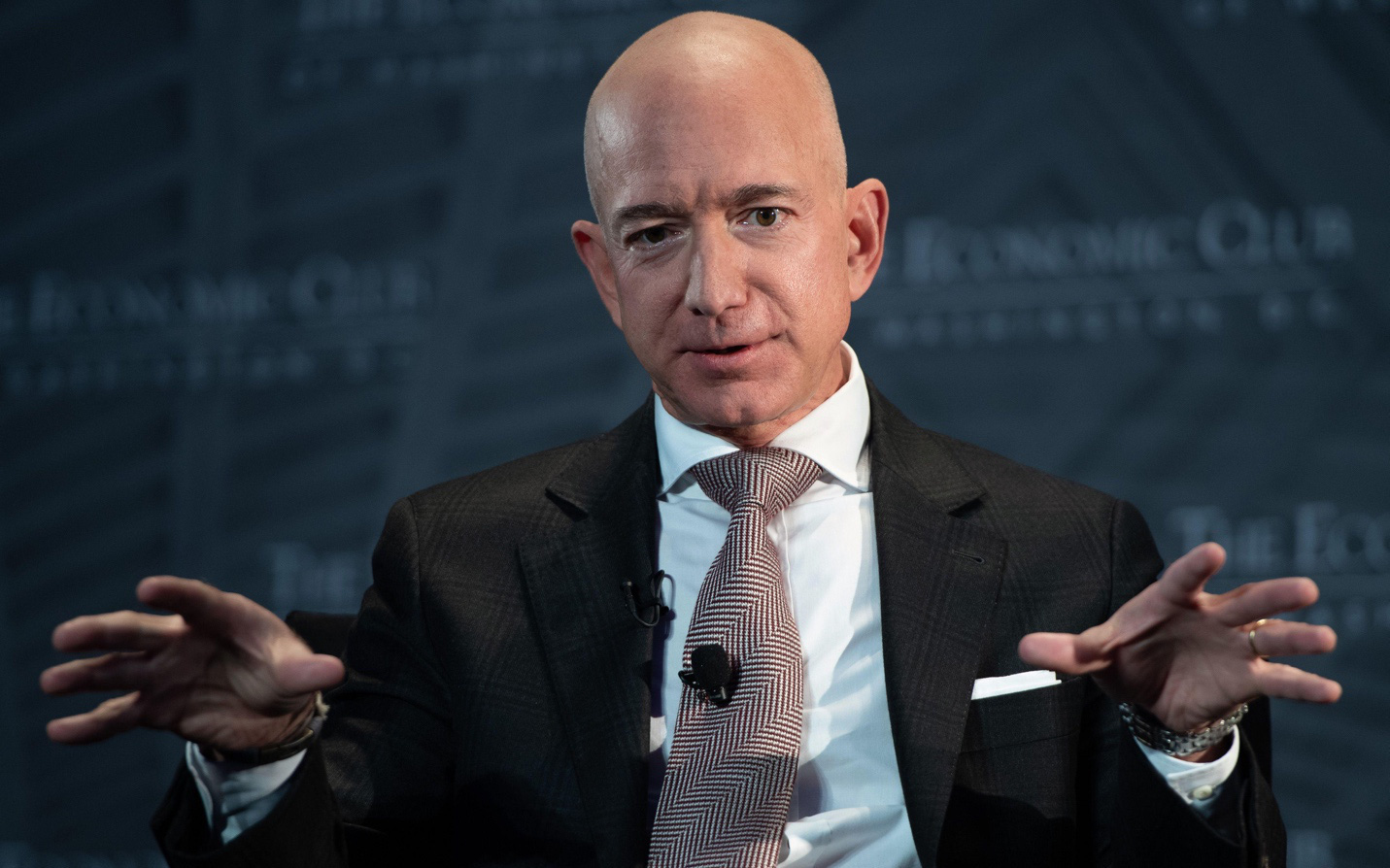 Học cách “giữ chất riêng” như tỉ phú Jeff Bezos, Melinda Gates và nước khoáng