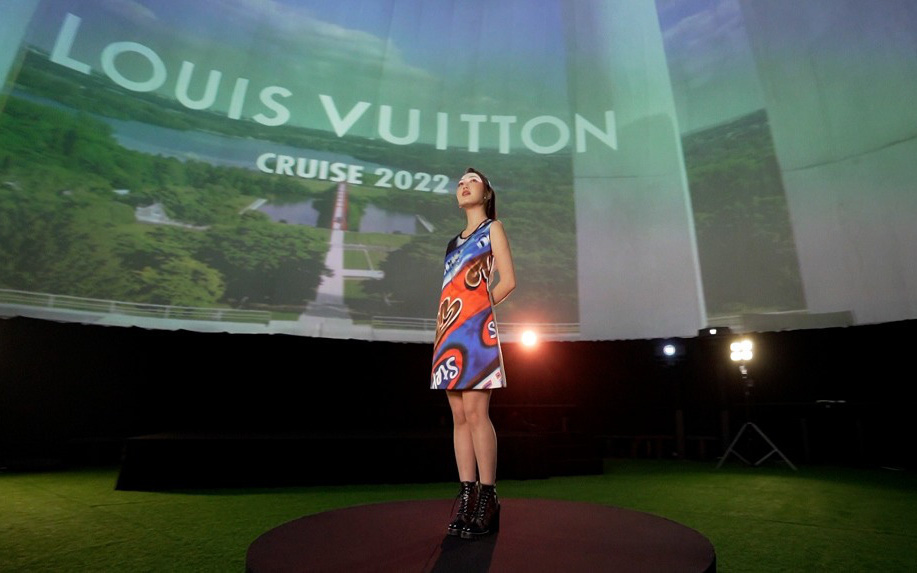 Chloe Nguyễn xem show Louis Vuitton tại nhà theo cách độc nhất vô nhị khiến ai cũng phải thốt lên: Đỉnh quá chị ơi!