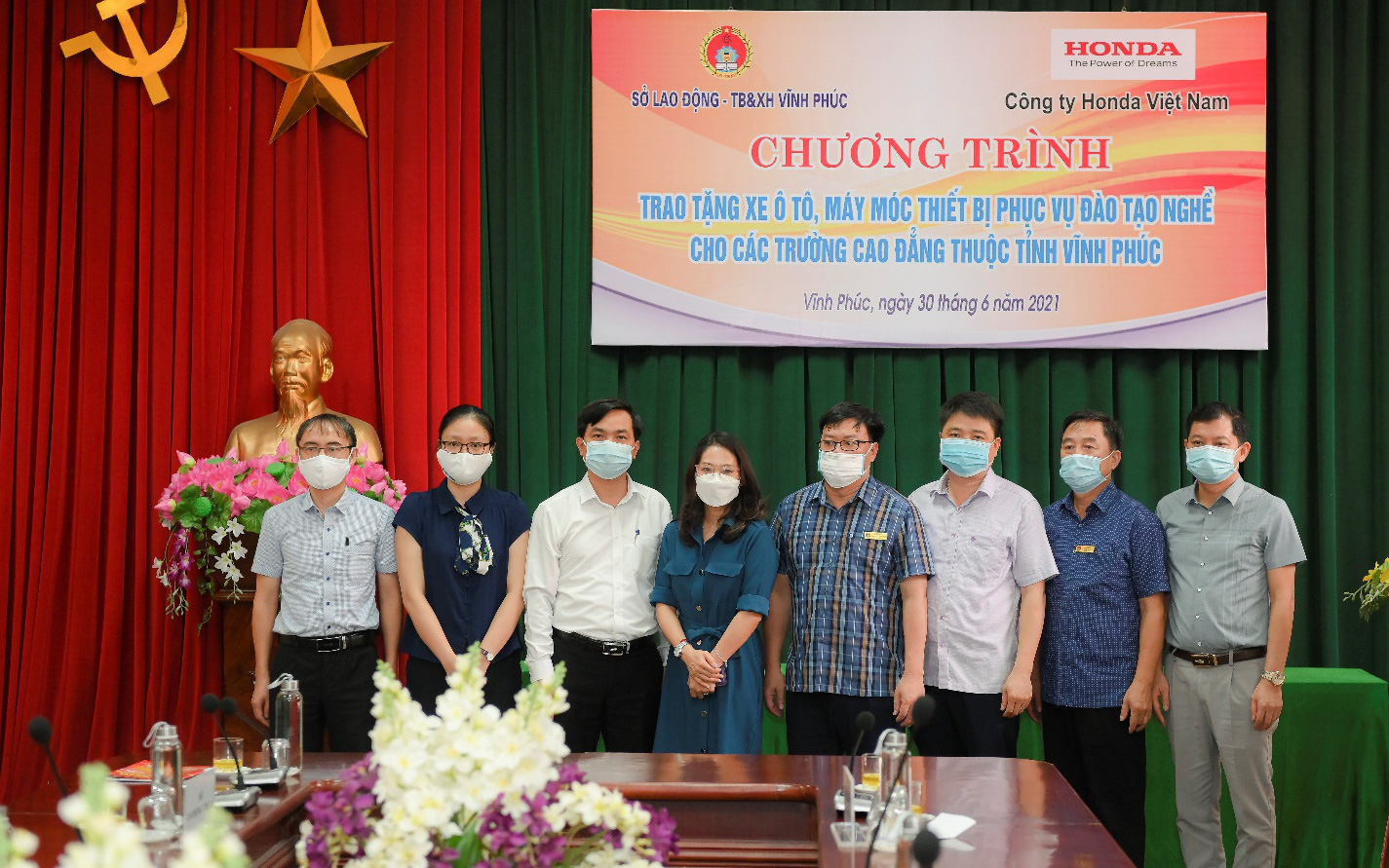Honda Việt Nam trao tặng xe và thiết bị kỹ thuật cho trường nghề tại Vĩnh Phúc và Hà Nam