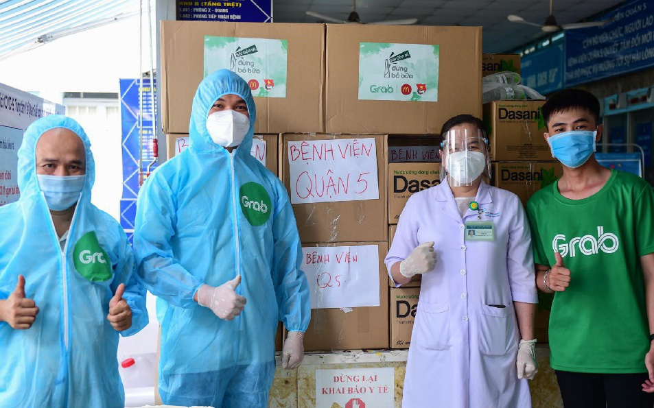 Sài Gòn “trở bệnh”, bác tài Grab xung phong chở “yêu thương” đến các bệnh viện