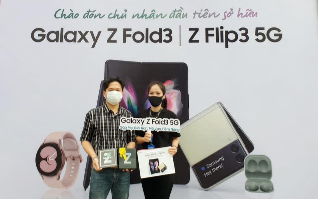 Bán sạch hàng, Samsung giao siêu phẩm Galaxy Z đến tay khách trong không khí hào hứng chưa từng có