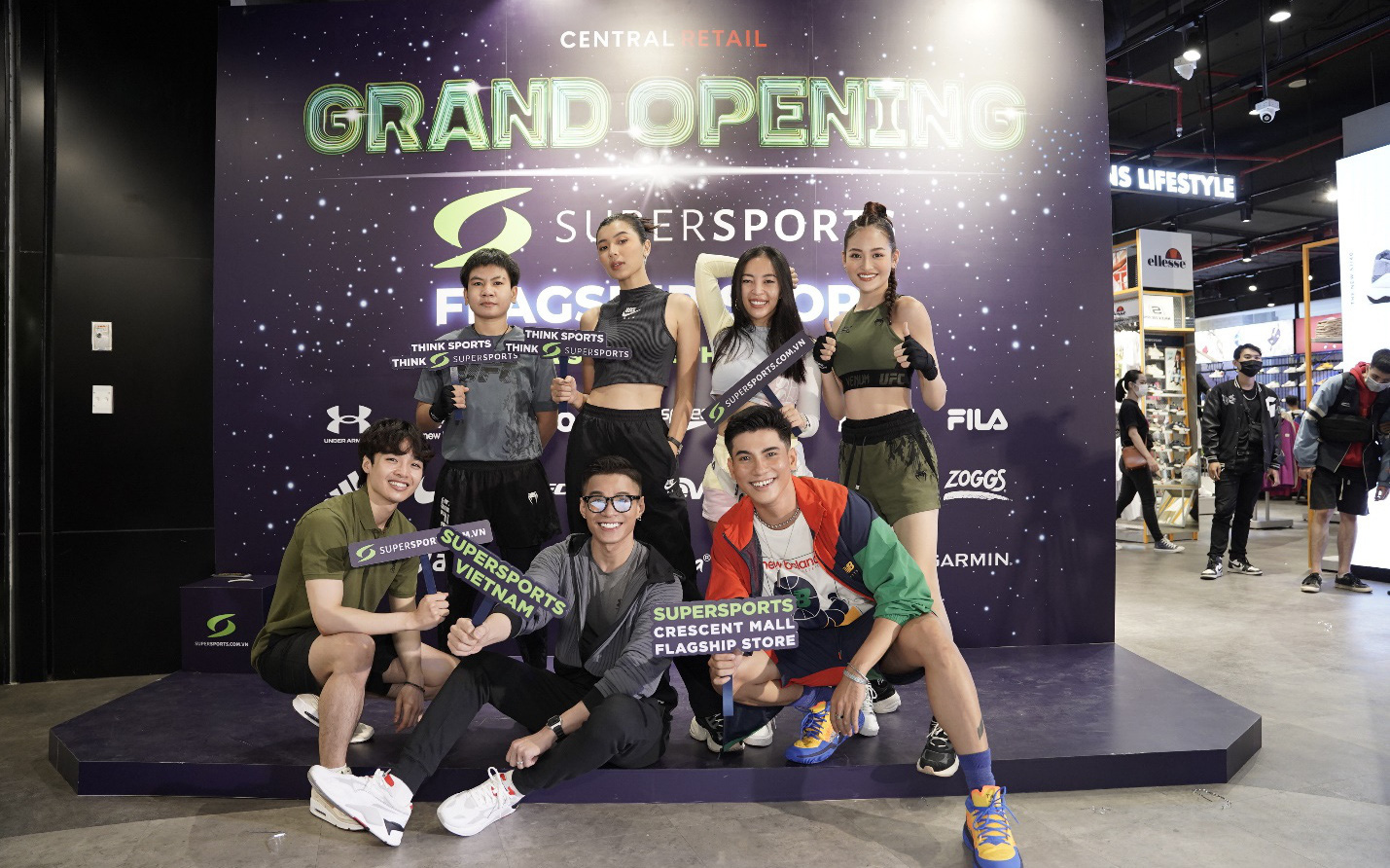 Bắt gặp Đồng Ánh Quỳnh, Tun Phạm, Hana Giang Anh năng động, “ngầu đét” tại cửa hàng lớn nhất hệ thống Supersports Việt Nam