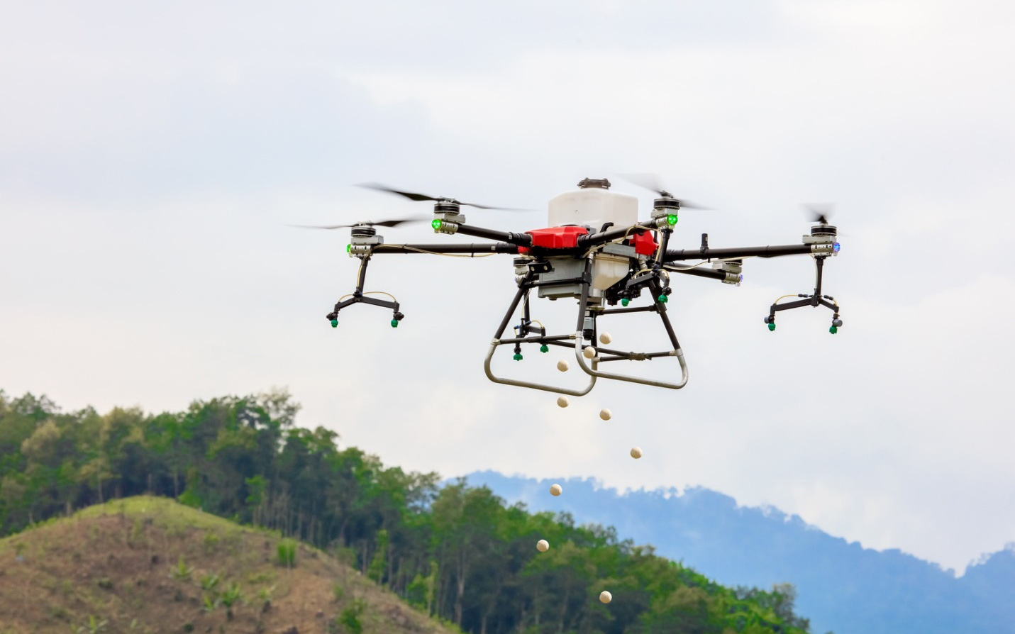 Dùng drone, mang hạt giống phủ xanh Việt Nam