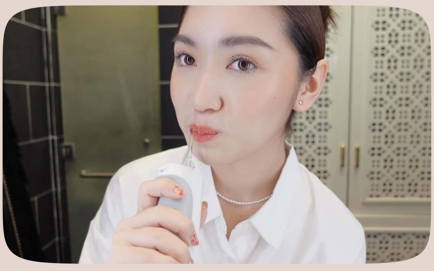 Chloe Nguyễn tham gia hội mê “máy tăm nước&quot;, sản phẩm cô nàng chọn đủ nói nên mọi lý do