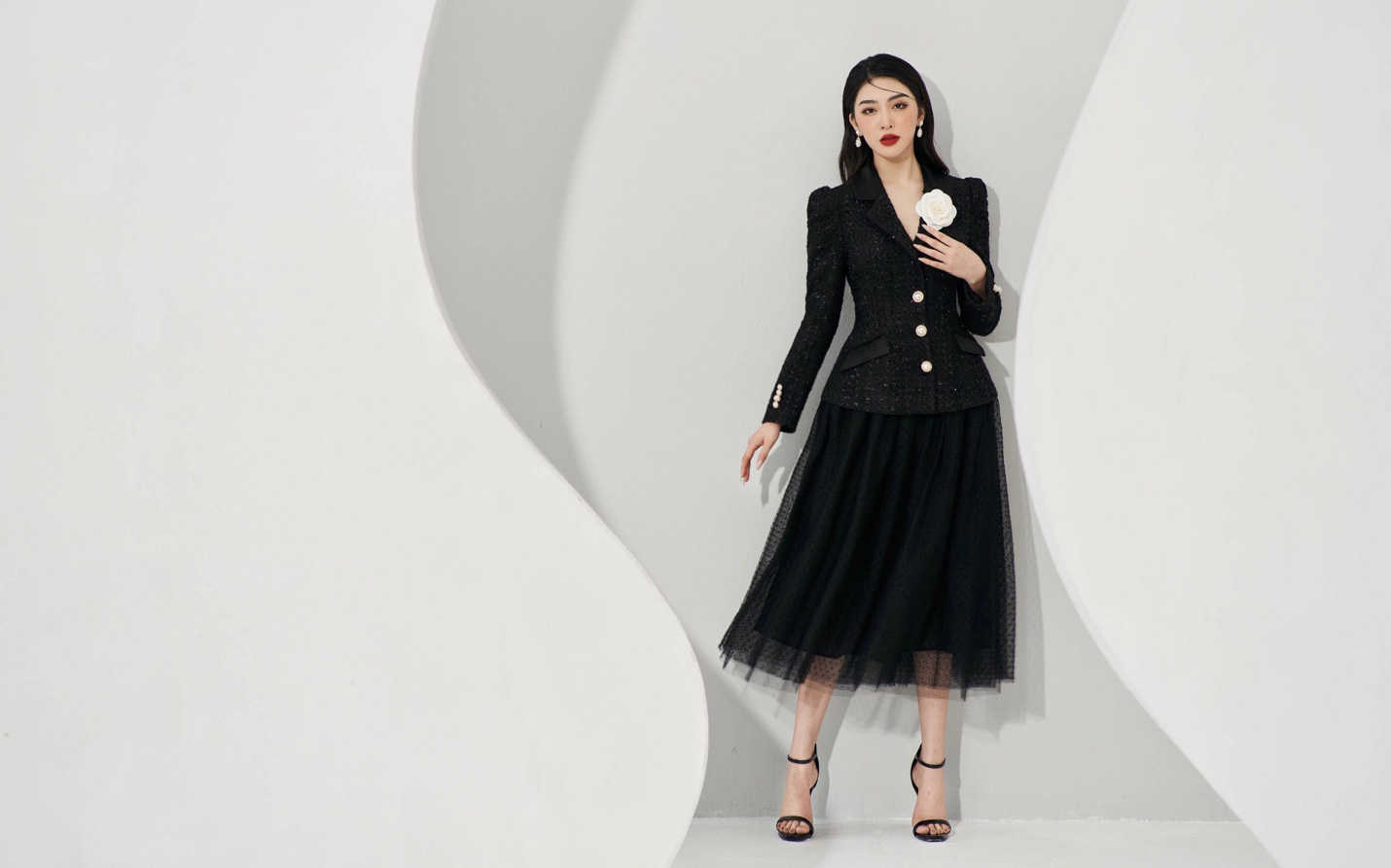 Hóa quý cô thanh lịch trong BST Thu Đông 2021 của LAVIEM Design