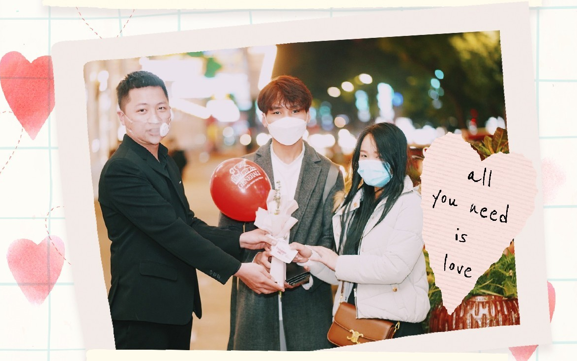 Hàng ngàn người trên phố bất ngờ khi được “cầu hôn” đúng dịp lễ Tình nhân