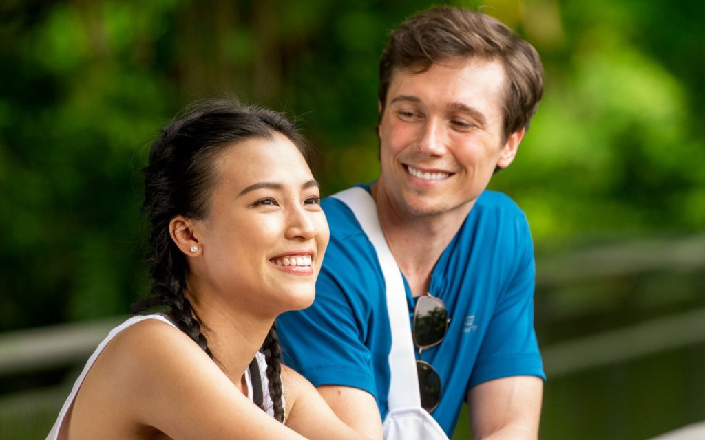 Bắt gặp vợ chồng MC Hoàng Oanh “đánh lẻ” hẹn hò tại Singapore