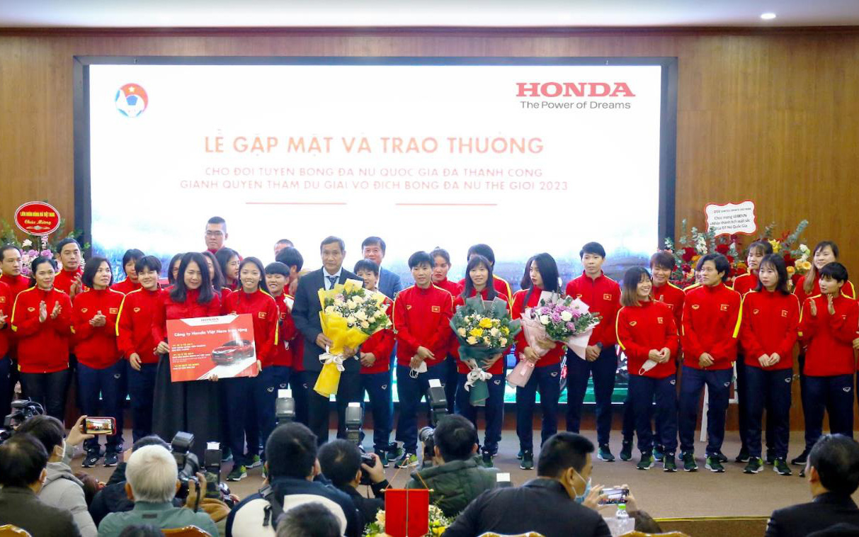 Honda Việt Nam tặng 2 xe ô tô HR-V và 23 xe SH Mode cho Liên đoàn, HLV trưởng và Đội tuyển Bóng đá Nữ Quốc gia Việt Nam