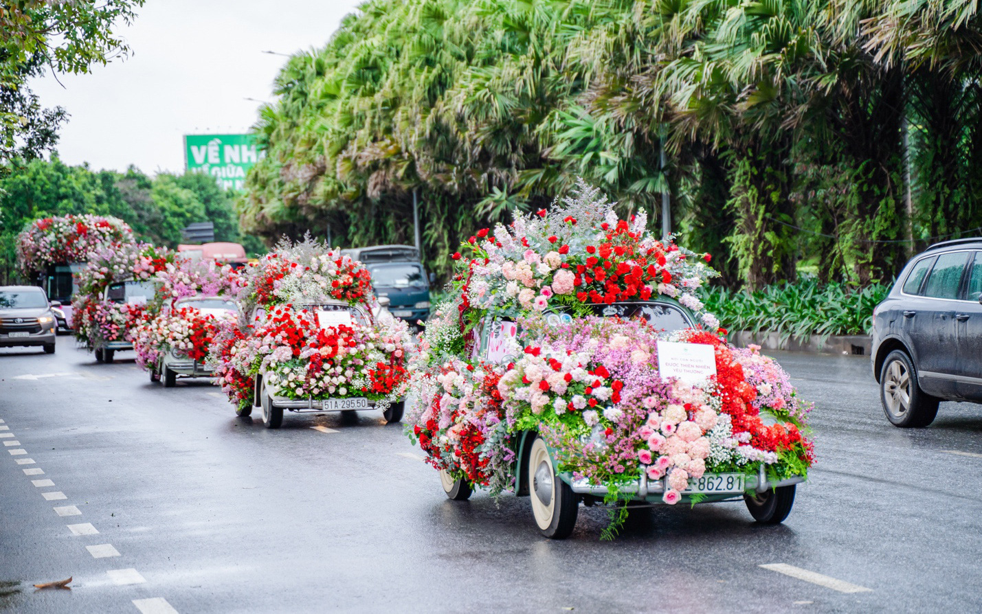 Valentine 2022: Màn tỏ tình bằng 99.999 bông hồng ấn tượng tại Hà Nội