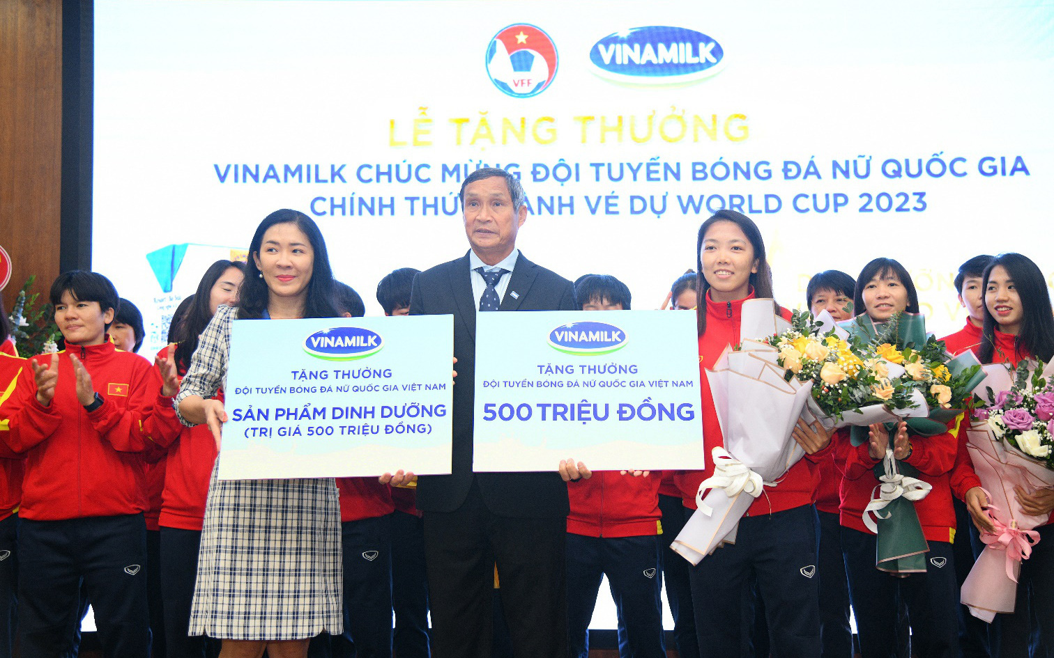 Vinamilk trao thưởng 500 triệu đồng và 2 năm sử dụng sản phẩm dinh dưỡng cho đội tuyển bóng đá nữ