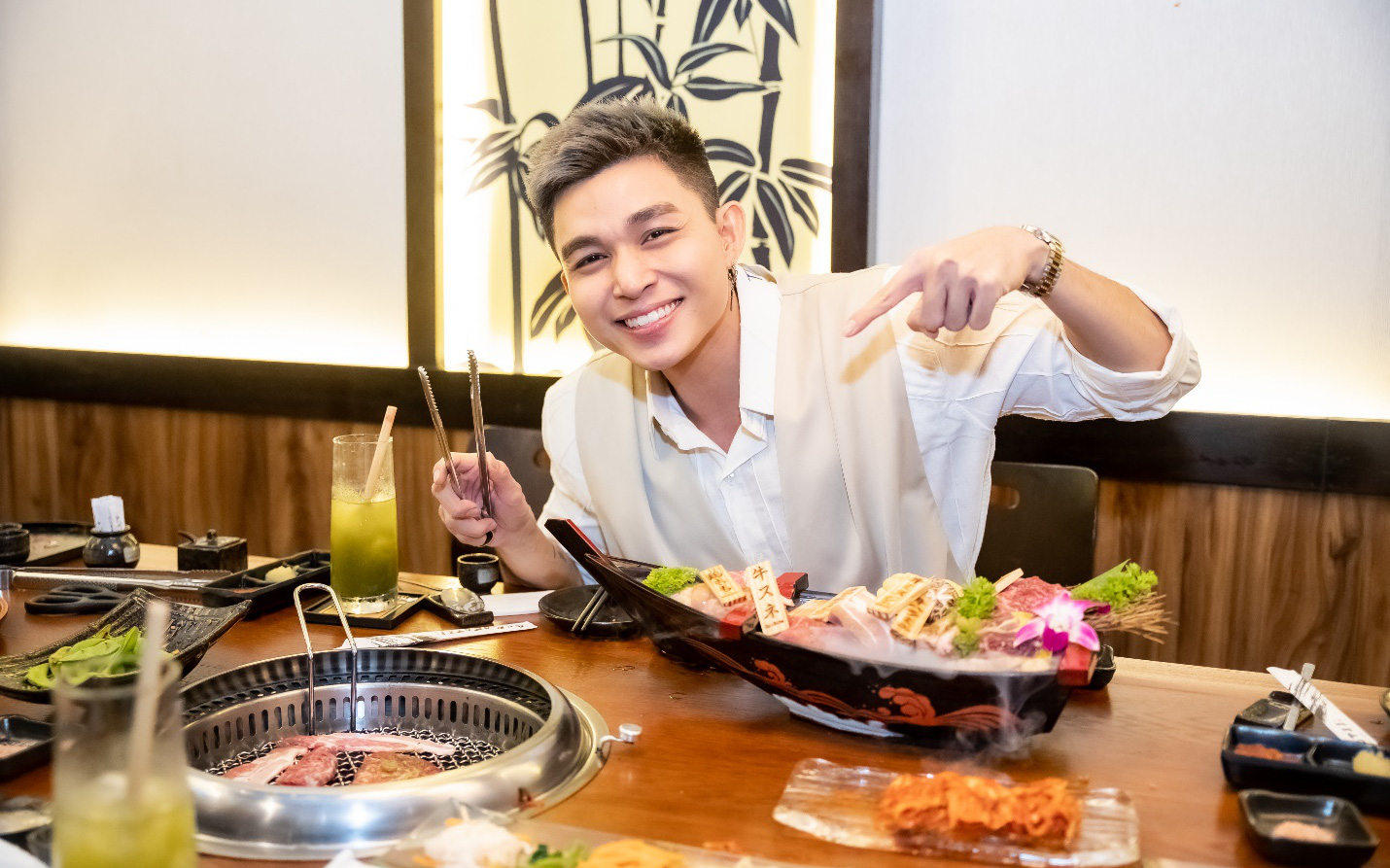 Nghệ sĩ Jun Phạm ăn tối tại nhà hàng nướng & lẩu Anrakutei Nguyễn Trãi