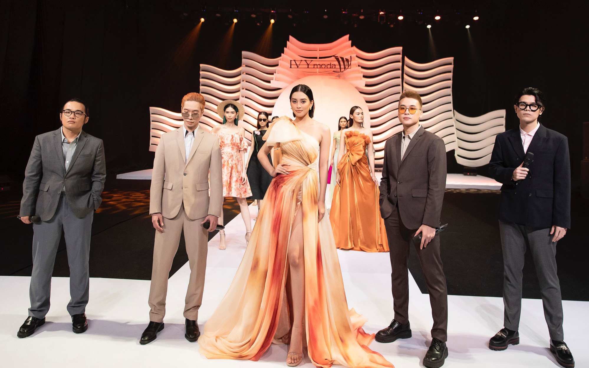 HH Tiểu Vy làm vedette trong fashion show của thương hiệu thời trang Việt, xuất hiện hàng loạt trên 218 đầu báo Mỹ và Hàn