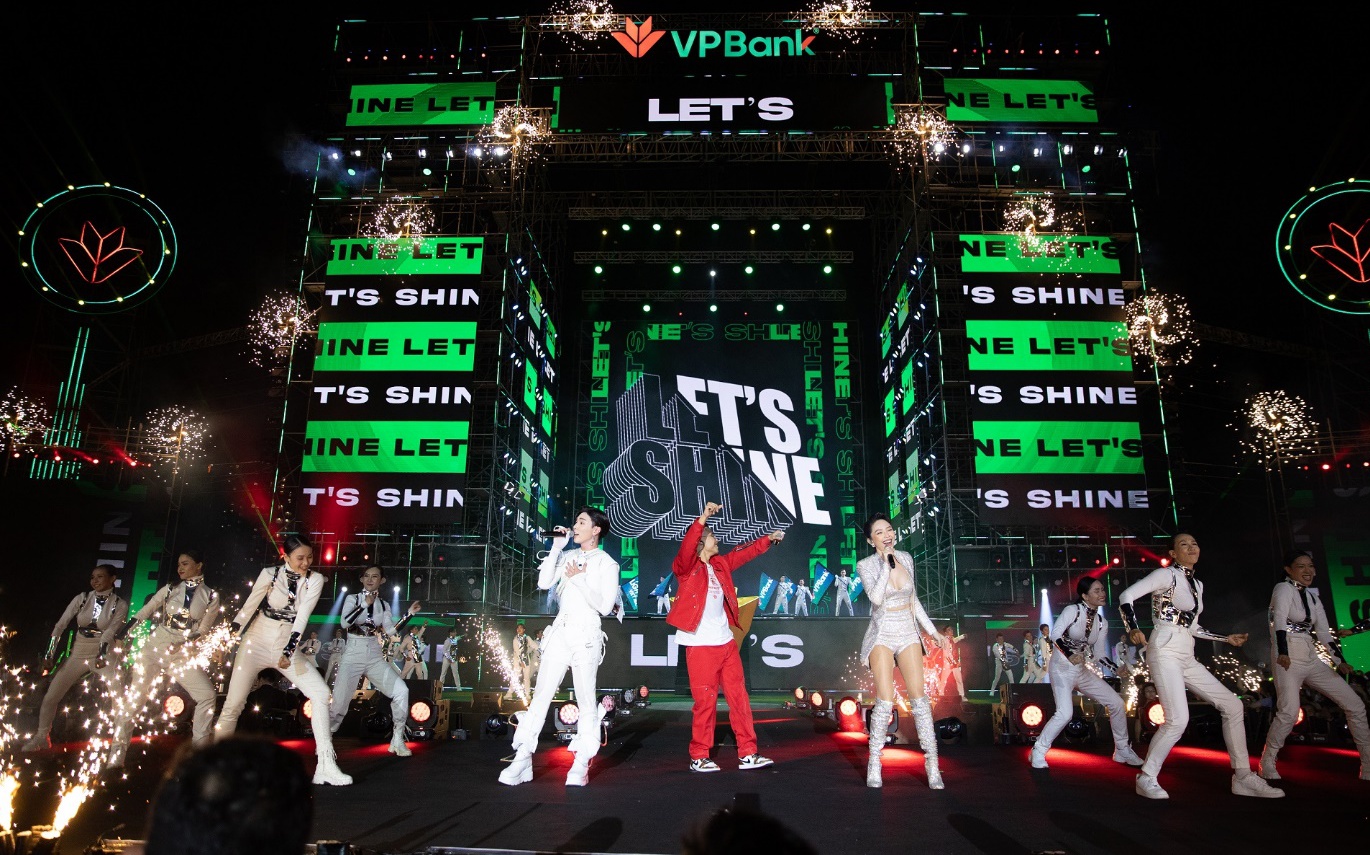 VPBank ghi điểm với giới trẻ bằng đại nhạc hội Light Up Viet Nam