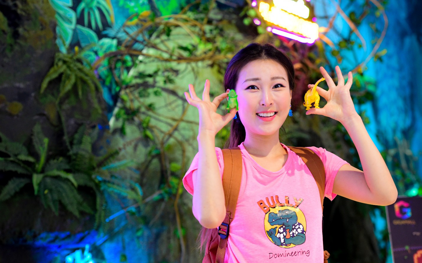 NÓNG! Bắt gặp Miss Grand Hong Kong Sen Yang ở một TTTM: Chơi bowling lầy lội hết nấc, thả dáng cực “tấu hài” với dàn khủng long xịn xò