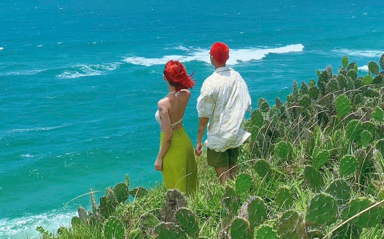 Bộ ảnh check-in của cặp đôi “đầu đỏ giữa biển xanh” nổi nhất MXH hiện nay, concept du lịch lý tưởng hè này!