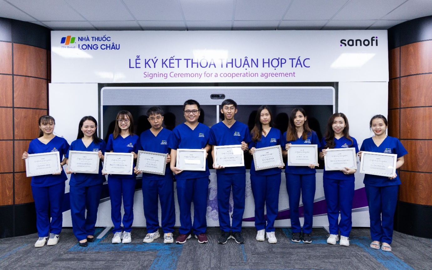 FPT Long Châu gây “bất ngờ” khi có tới gần 300 dược sĩ nhận chứng chỉ CPE từ “ông trùm” Sanofi