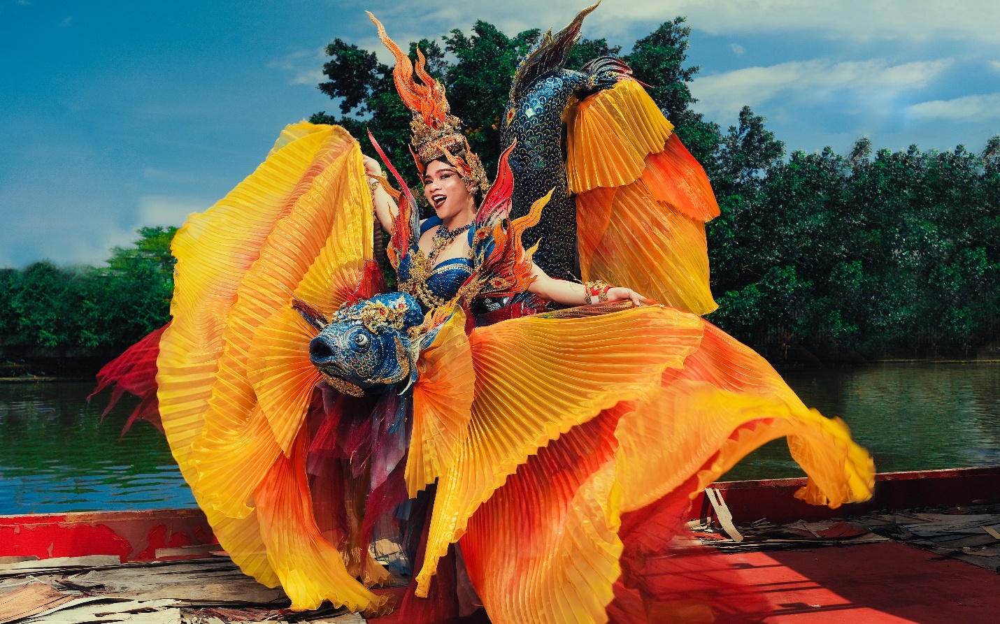 CEO Hương Nam Production House gây sốt cộng đồng mạng với bộ ảnh “National costume” Thái Lan