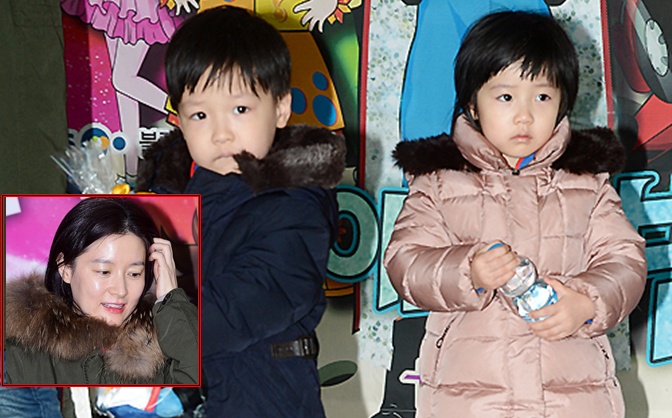 Hai con sinh đôi của Lee Young Ae &quot;khó đăm đăm&quot; trước ống kính